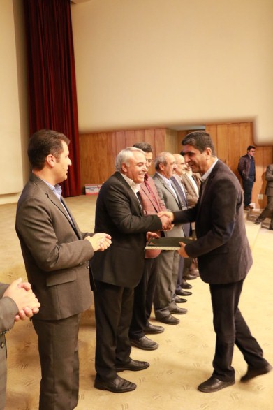 دریافت جایزه فن آور برتر استان از سوی رئیس پژوهشکده پسته- دکتر امان الله جوانشاه